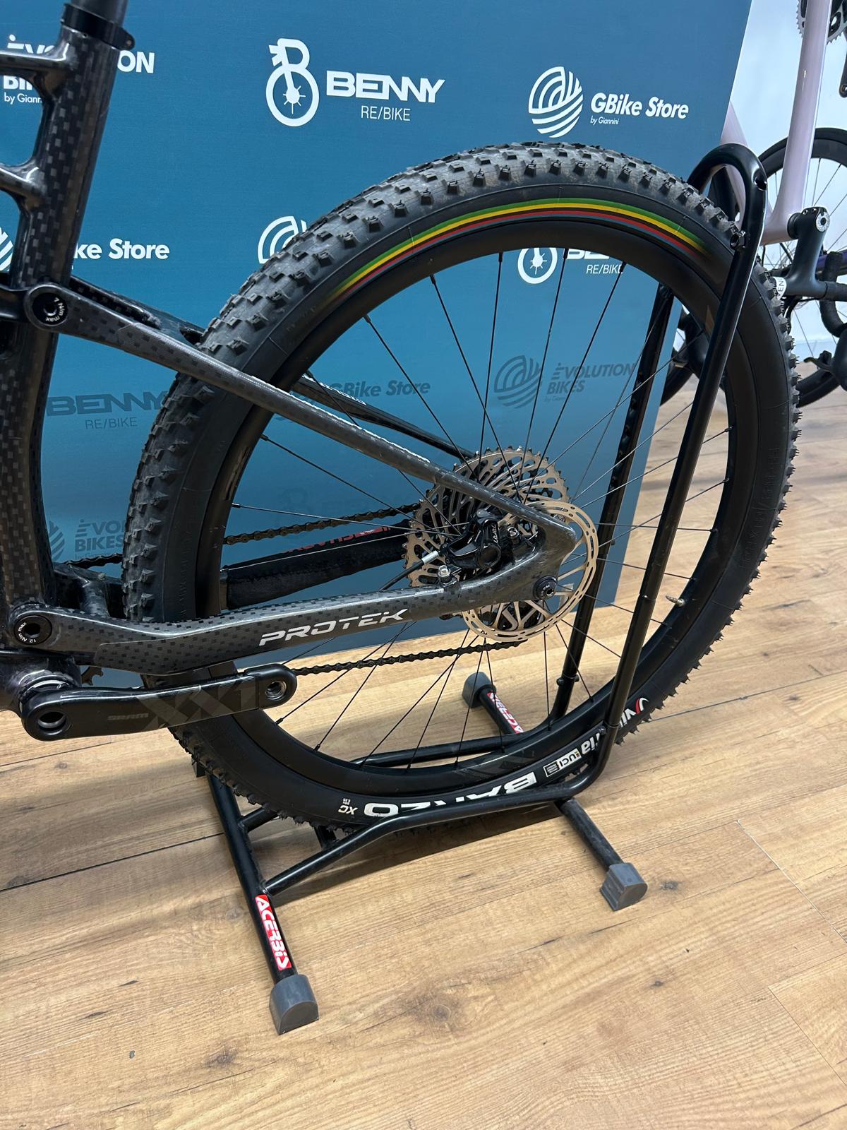 Corte de edición limitada de Protek Futura L - Usado