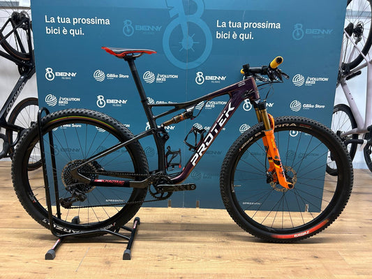 Corte de edición limitada de Protek Futura L - Usado